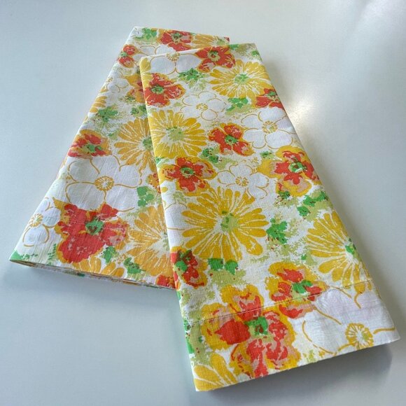Pair of vintage 70s floral pillowcases, yellow, white and orange daisies - Picture 1 of 8